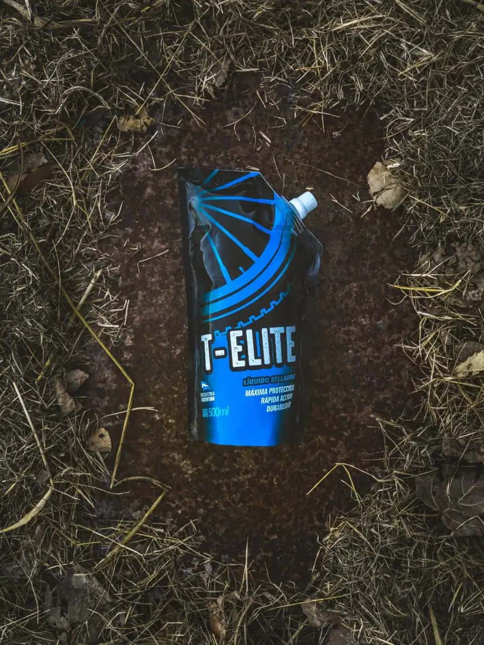 T-Elite sobre superficie metálica