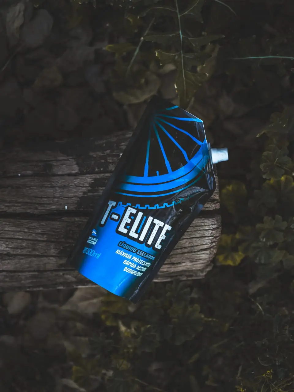 Pouch T-Elite 500 ml sobre madera